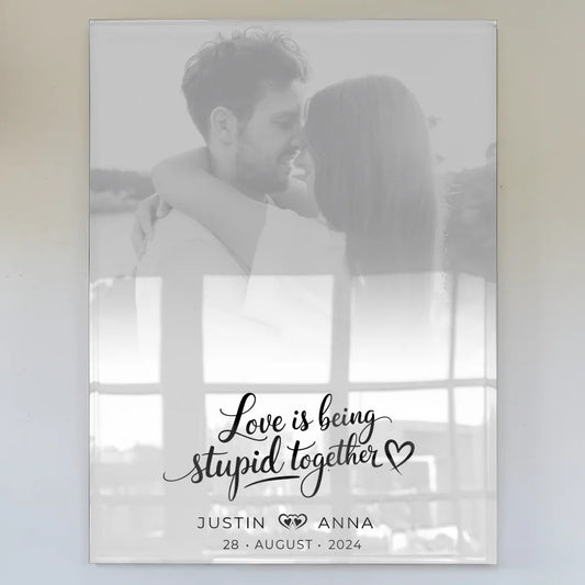 Personalisiertes Acrylglas Bild für Paare Foto Black & White Love Is Being Stupid Together mit Namen und Datum