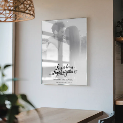 Personalisiertes Acrylglas Bild für Paare Foto Black & White Love Is Being Stupid Together mit Namen und Datum