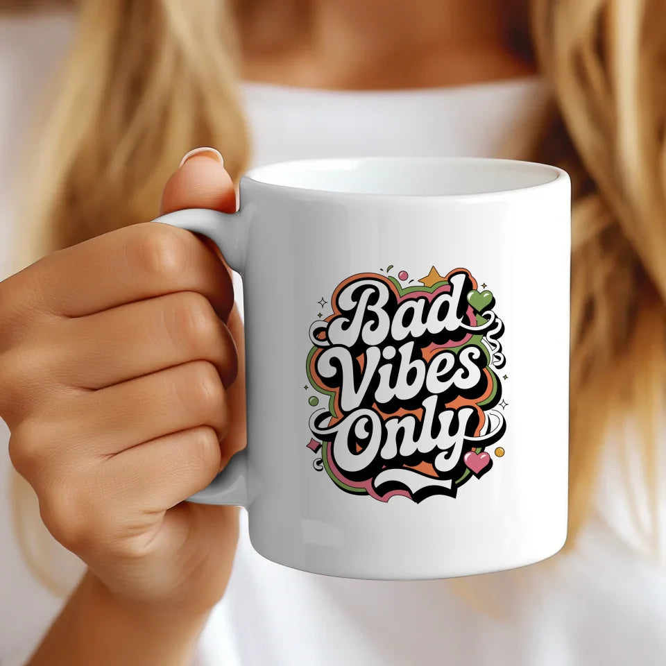 Lustige Tasse mit Bad Vibes Only Retro Spruch und Design