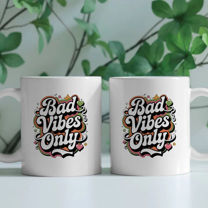 Lustige Tasse mit Bad Vibes Only Retro Spruch und Design