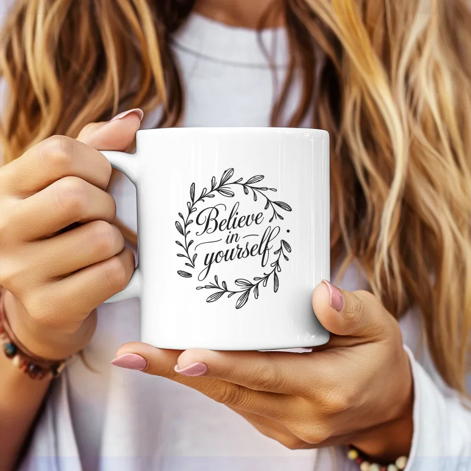 Tasse mit Spruchbild Believe in Yourself minimalistisch elegant Blumendesign