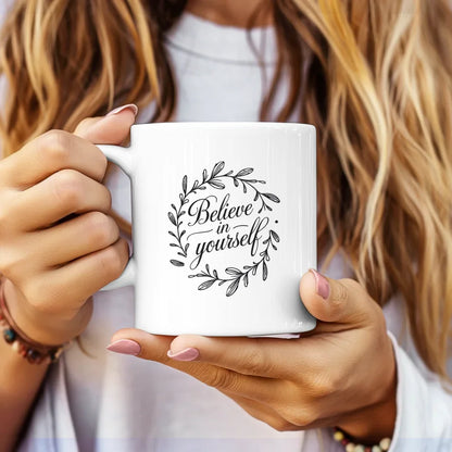 Tasse mit Spruchbild Believe in Yourself minimalistisch elegant Blumendesign