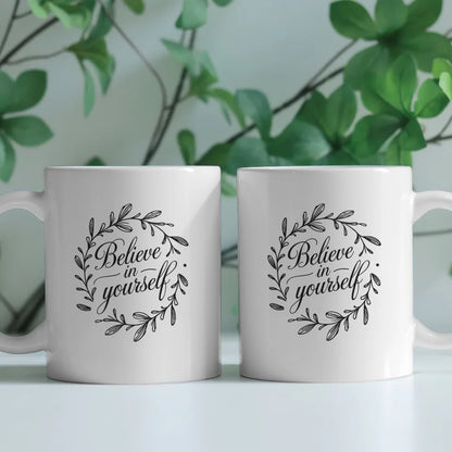 Tasse mit Spruchbild Believe in Yourself minimalistisch elegant Blumendesign