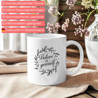 Tasse mit Spruchbild Believe in Yourself minimalistisch elegant Blumendesign