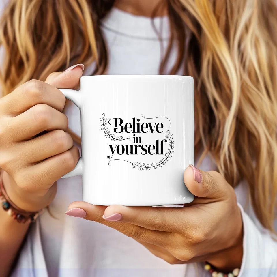 Tasse mit Spruch Believe in Yourself elegante Schwarz-Weiß-Illustration