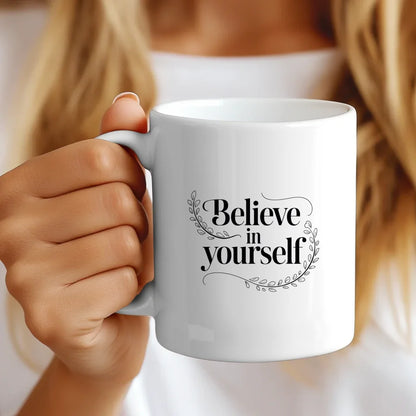 Tasse mit Spruch Believe in Yourself elegante Schwarz-Weiß-Illustration