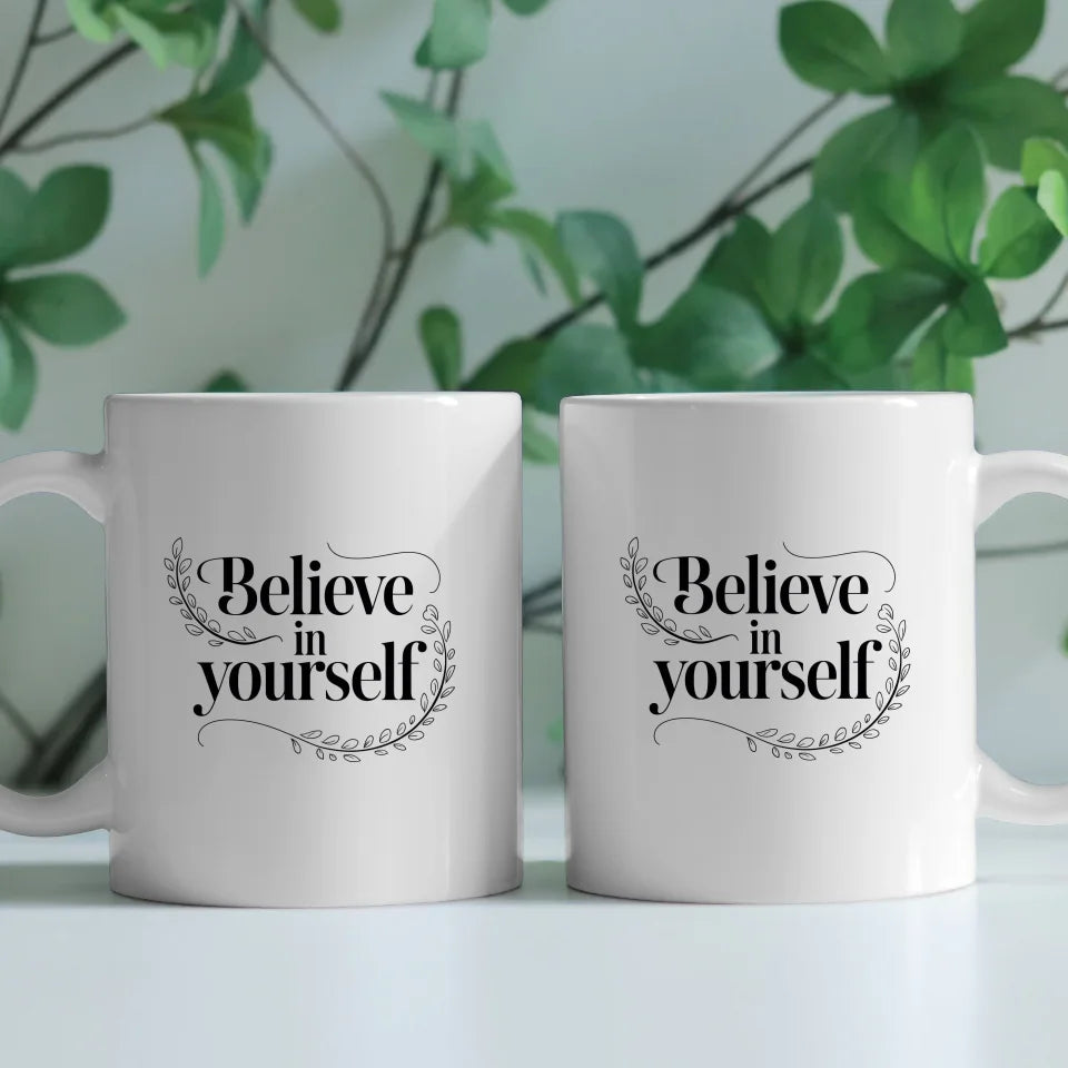 Tasse mit Spruch Believe in Yourself elegante Schwarz-Weiß-Illustration