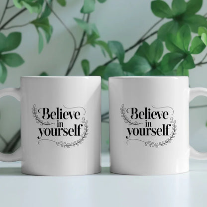 Tasse mit Spruch Believe in Yourself elegante Schwarz-Weiß-Illustration