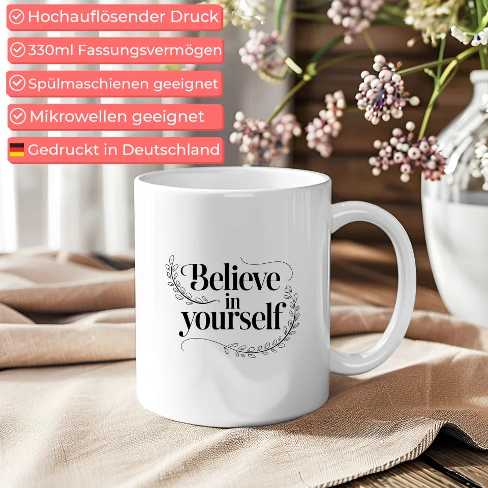 Tasse mit Spruch Believe in Yourself elegante Schwarz-Weiß-Illustration