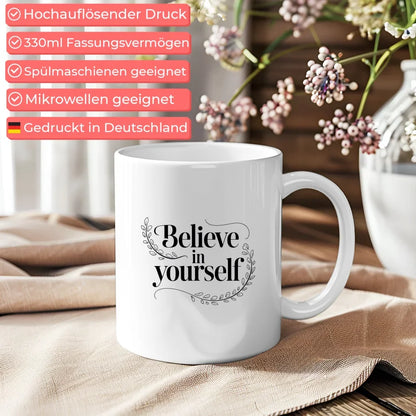 Tasse mit Spruch Believe in Yourself elegante Schwarz-Weiß-Illustration