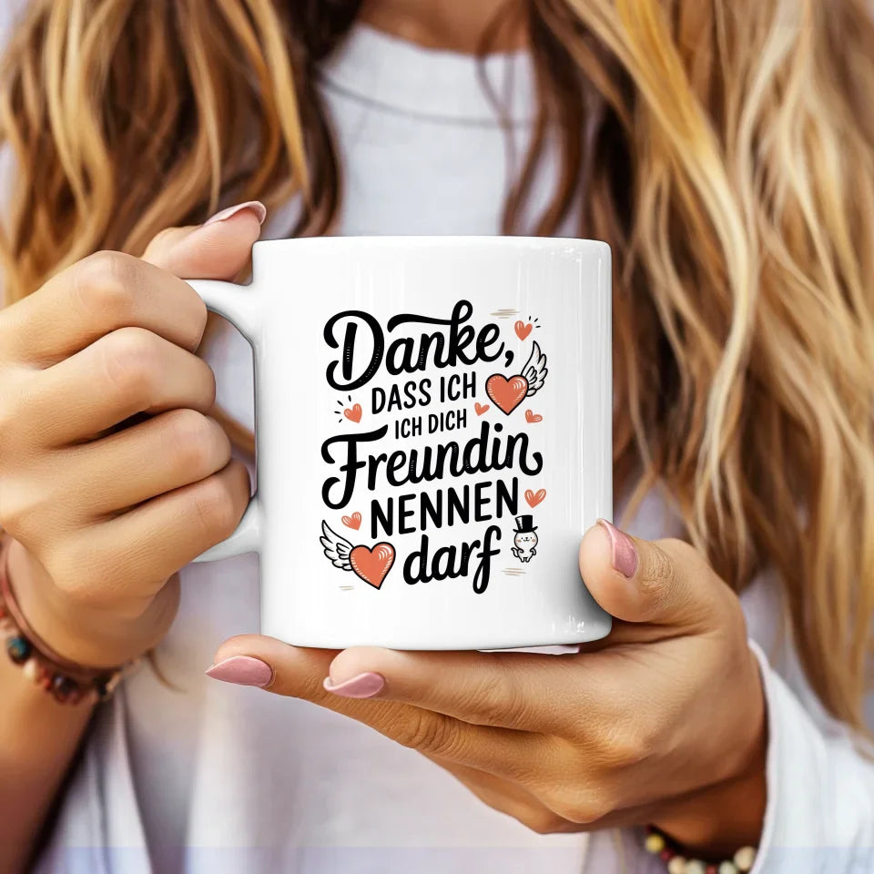 Tasse mit Herzflügeln und süßem Tier für Freunde und Liebe