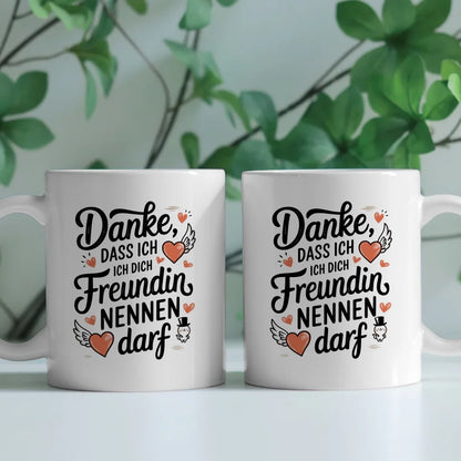 Tasse mit Herzflügeln und süßem Tier für Freunde und Liebe