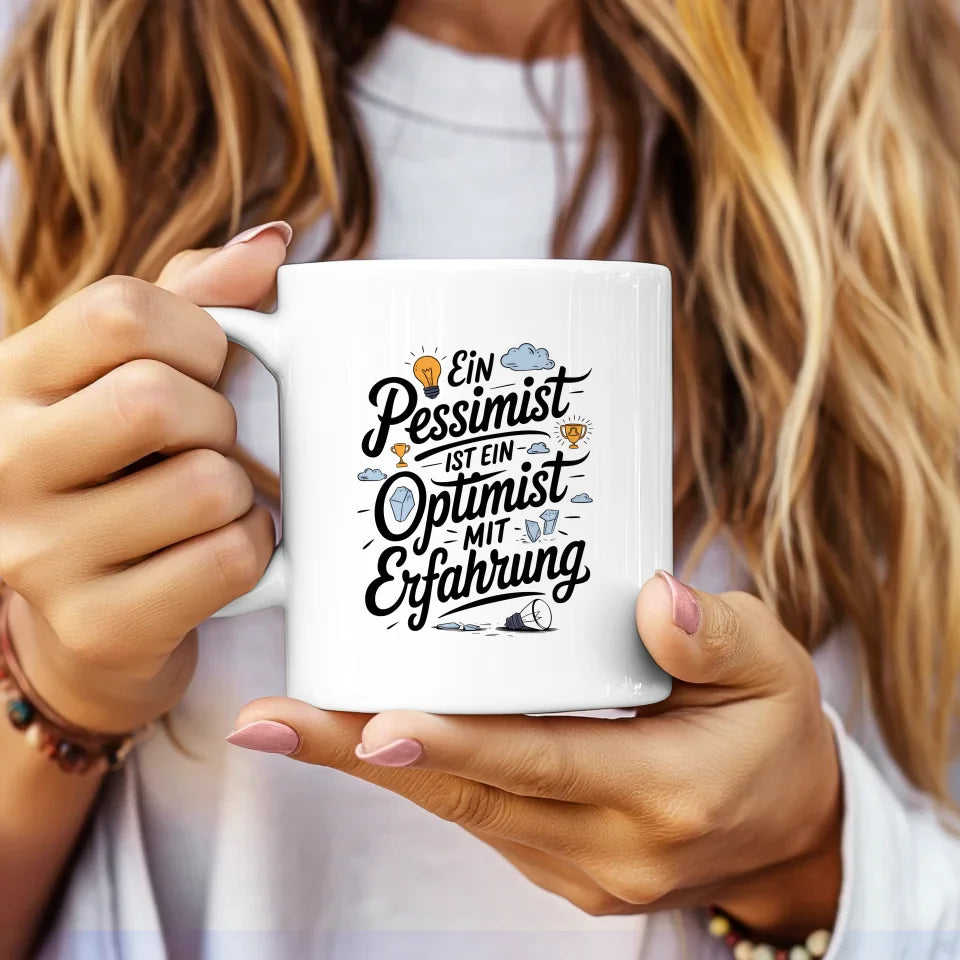 Lustige Tasse mit Spruch Ein Pessimist ist ein Optimist mit Erfahrung
