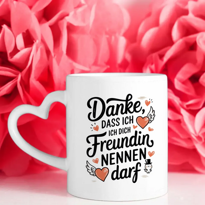 Tasse mit Herzflügeln und süßem Tier für Freunde und Liebe