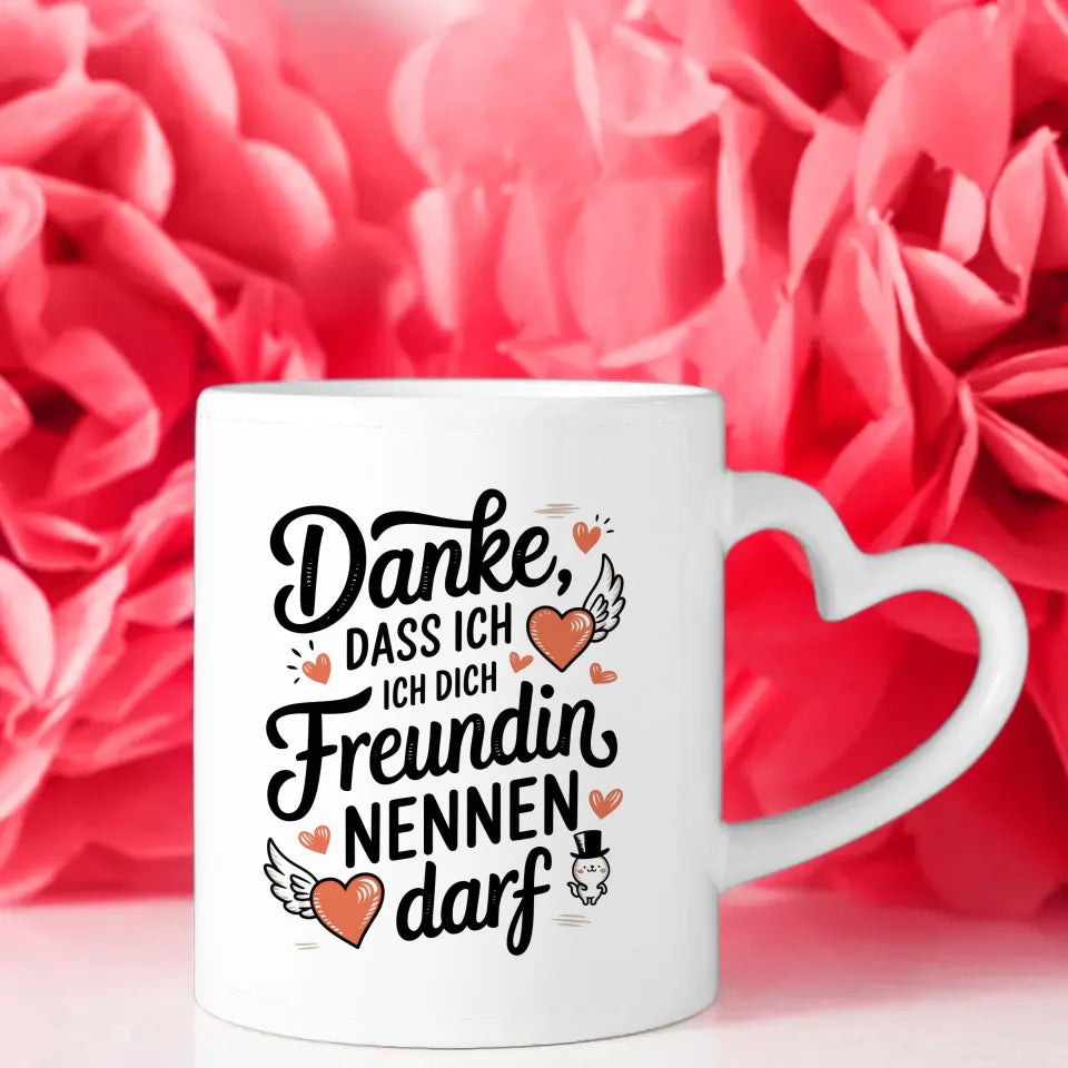 Tasse mit Herzflügeln und süßem Tier für Freunde und Liebe