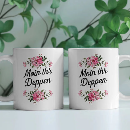 Lustige Tasse mit Spruch Moin ihr Deppen und Blumenarrangement