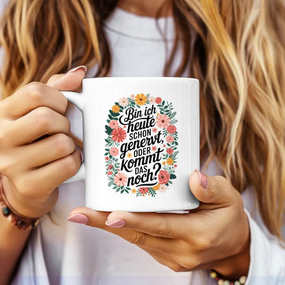 Lustige Tasse mit motivierendem Spruch und buntem Blumenmuster