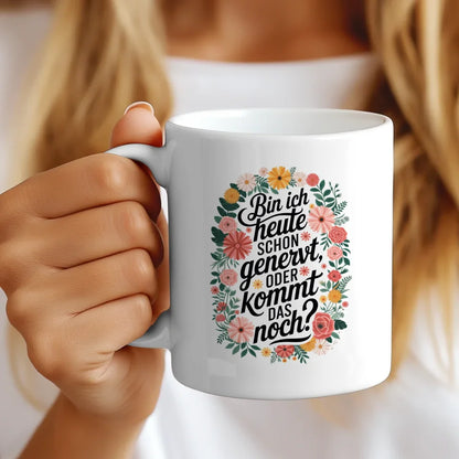 Lustige Tasse mit motivierendem Spruch und buntem Blumenmuster