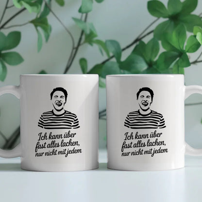 Lustige Sprüche Tasse mit lachender Person und kreativem Zitat