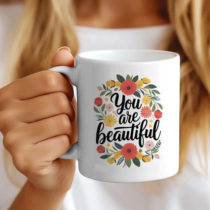 Tasse mit Spruch Du bist schön und buntem Blumenmuster