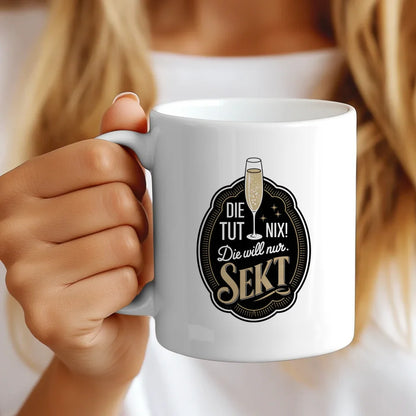 Lustige Tasse mit Abzeichen und Spruch die tut nix Sekt