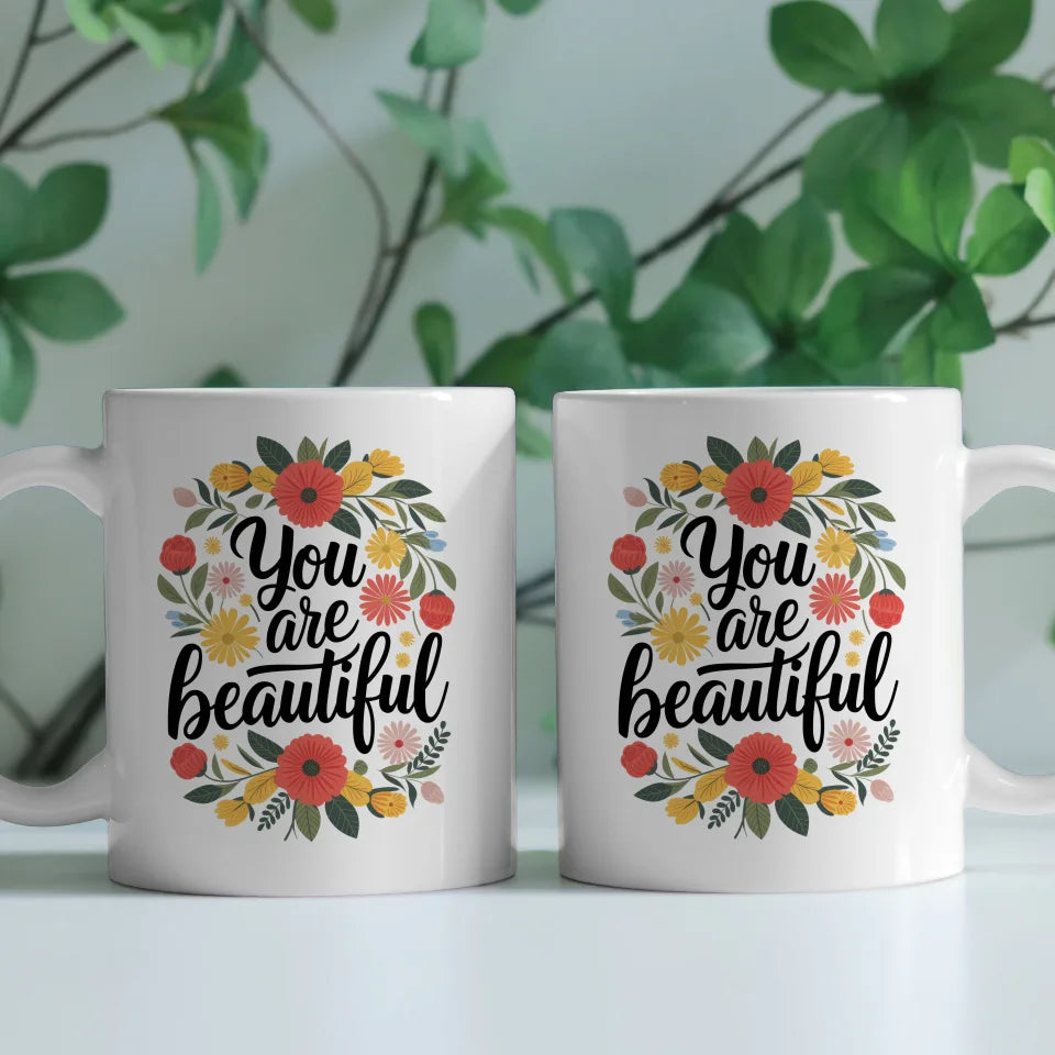 Tasse mit Spruch Du bist schön und buntem Blumenmuster