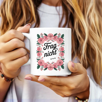 Lustige Sprüche Tasse mit Blumenarrangement Frag nicht für gute Laune