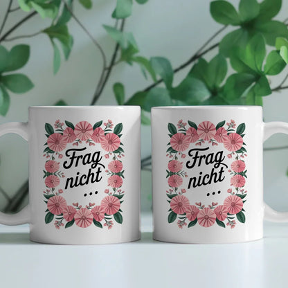 Lustige Sprüche Tasse mit Blumenarrangement Frag nicht für gute Laune