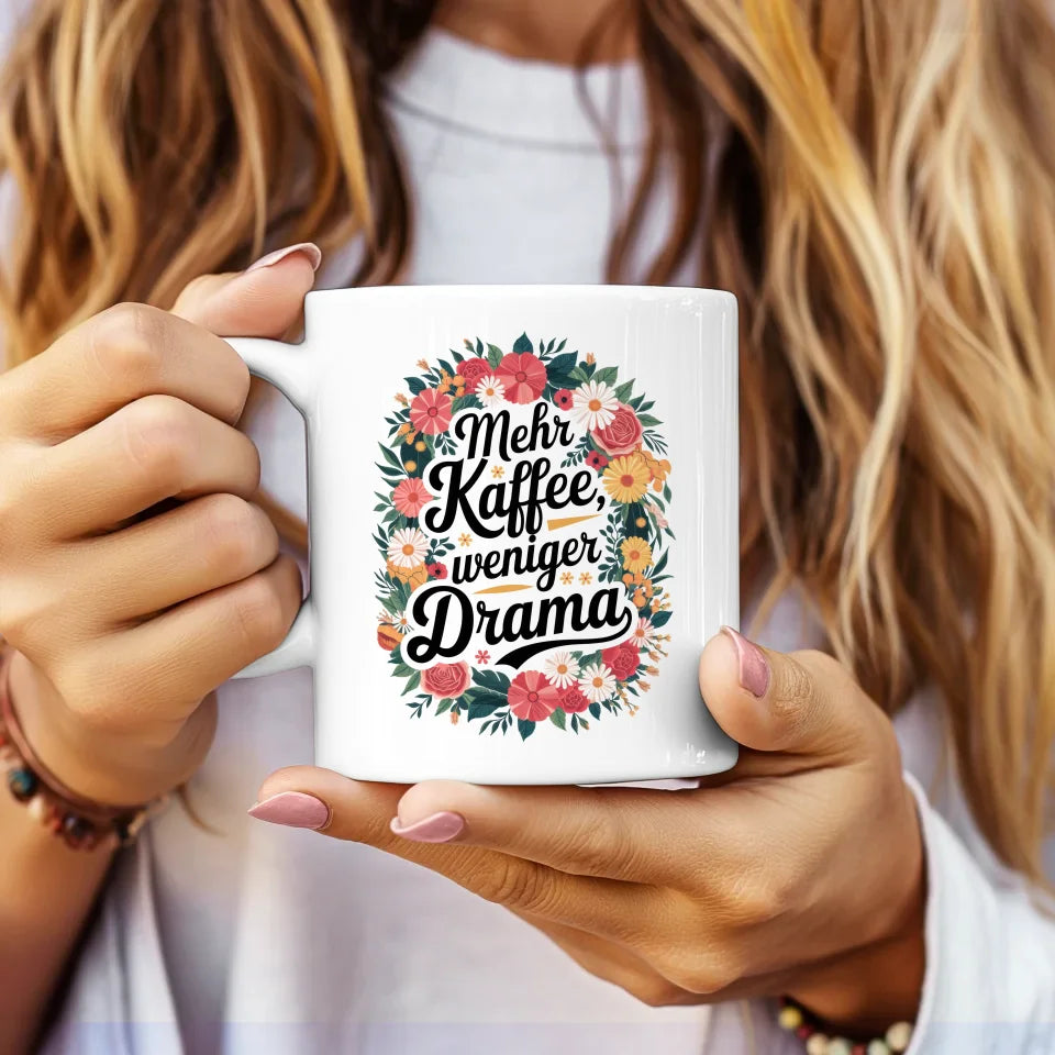 Lustige Tasse mit Spruch Mehr Kaffee weniger Drama und bunten Blumen