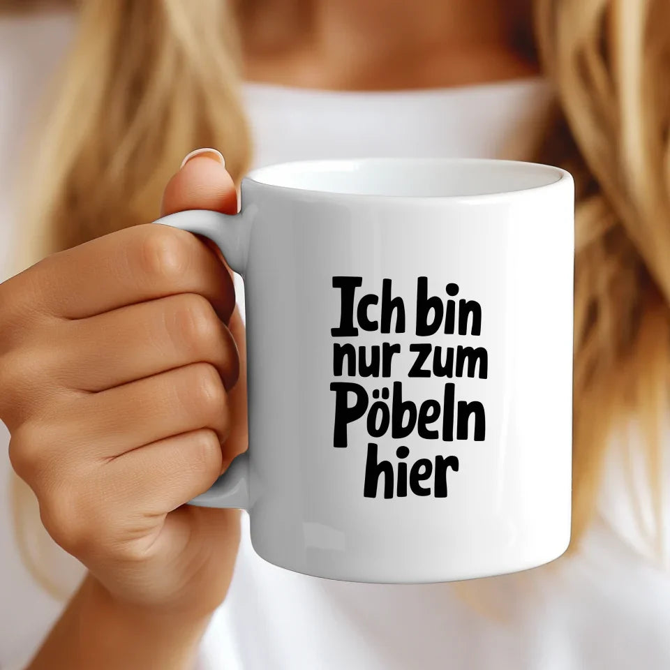 Lustige Tasse mit Spruch Ich bin nur zum Pöbeln hier in schwarz weiß