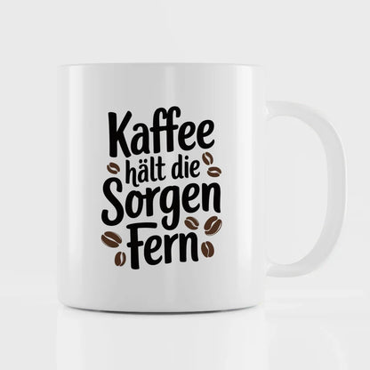 Lustige Tasse Kaffee hält die Sorgen fern mit Kaffeebohnen