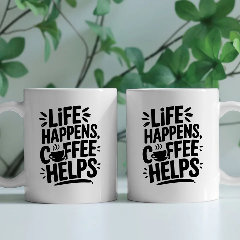 Kaffeetasse mit Spruch Das Leben passiert Kaffee hilft auf weißem Hintergrund