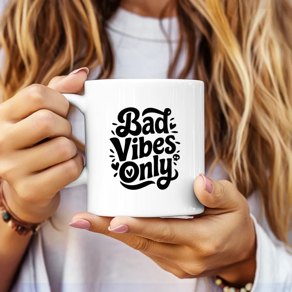 Lustige Sprüche Tasse Bad Vibes Only Vintage Design mit Herz und Totenkopf