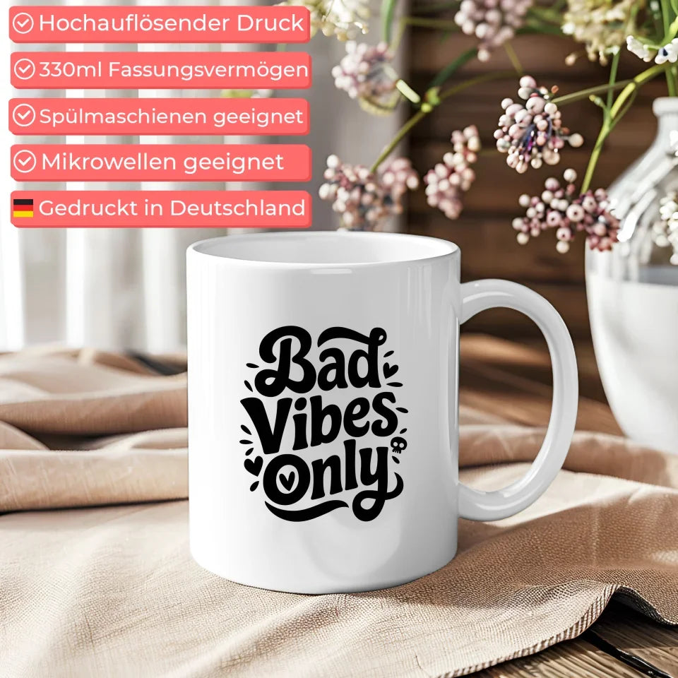 Lustige Sprüche Tasse Bad Vibes Only Vintage Design mit Herz und Totenkopf
