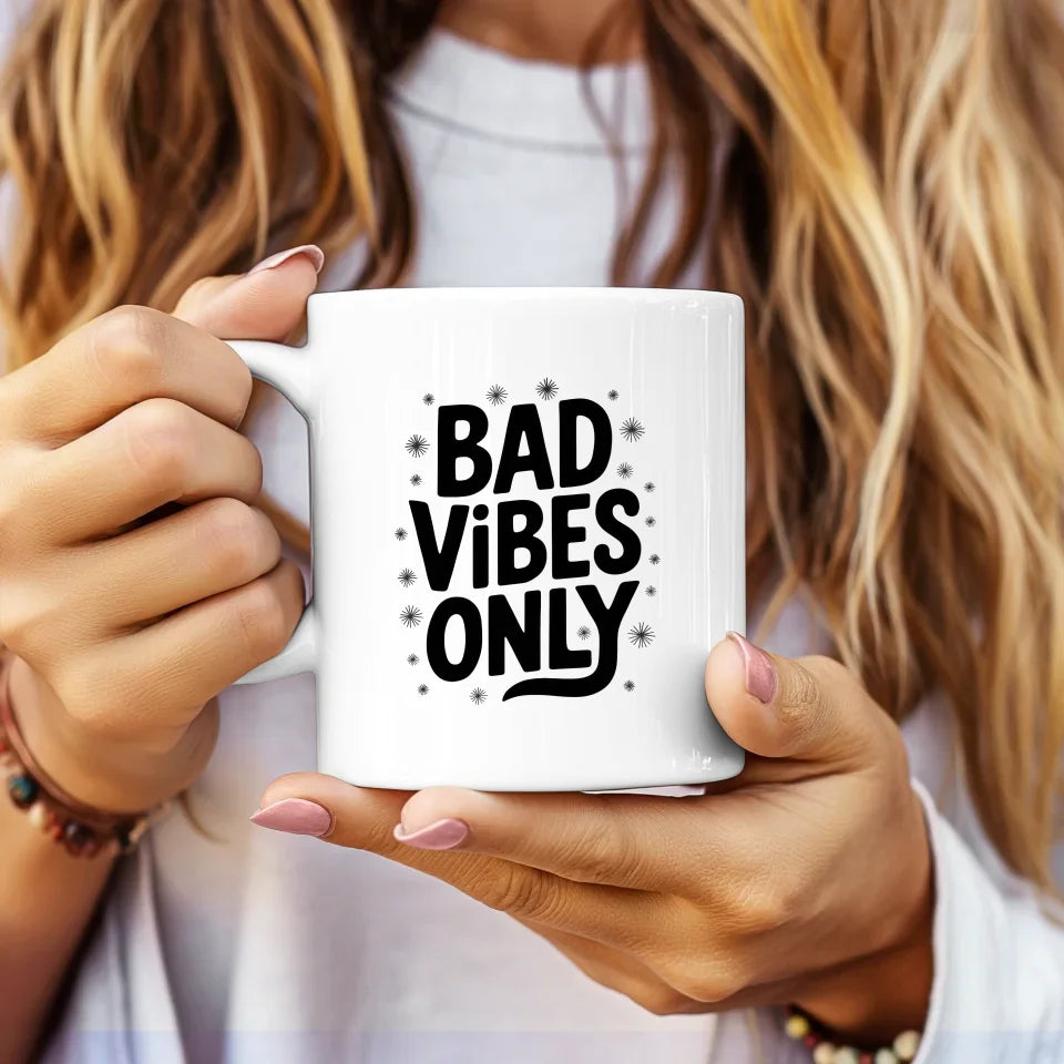 Lustige Tasse Bad Vibes Only mit handgezeichneten Sternen und Vintage Look