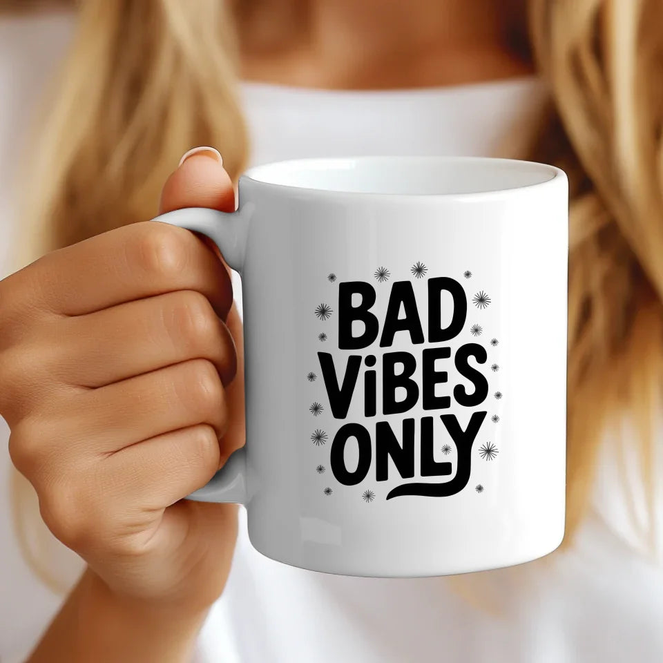 Lustige Tasse Bad Vibes Only mit handgezeichneten Sternen und Vintage Look