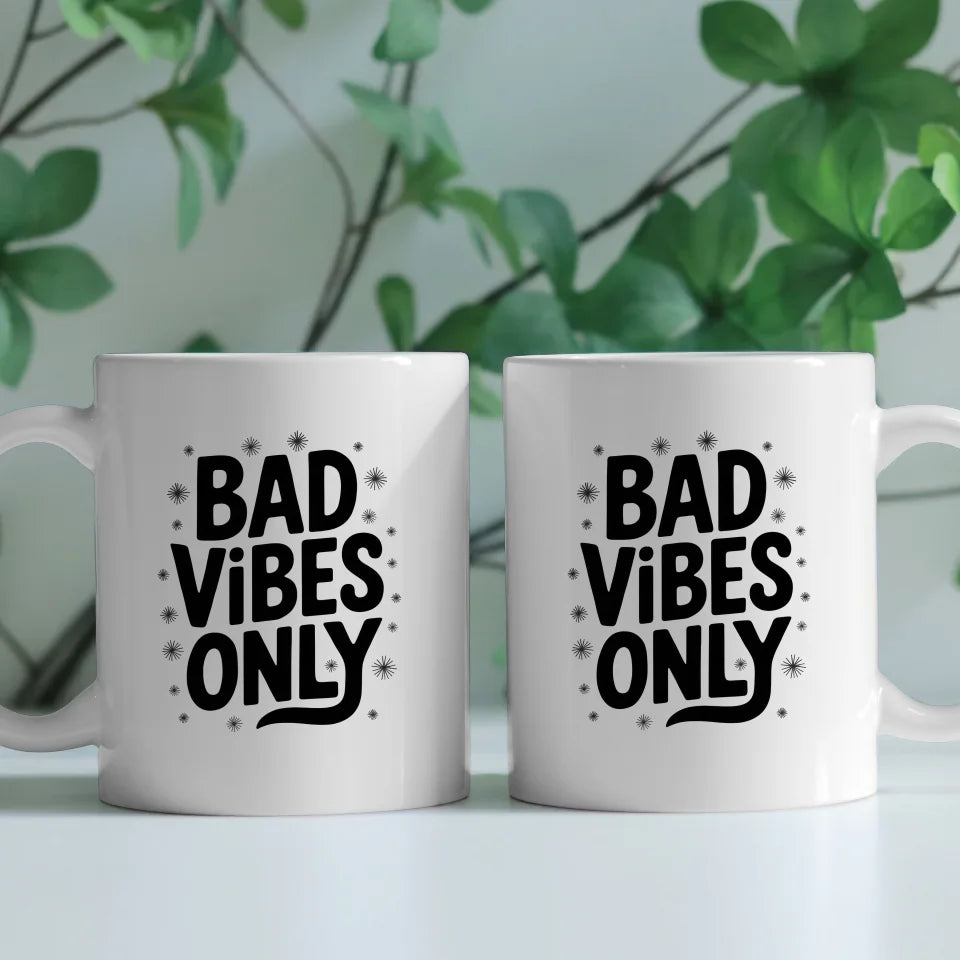 Lustige Tasse Bad Vibes Only mit handgezeichneten Sternen und Vintage Look
