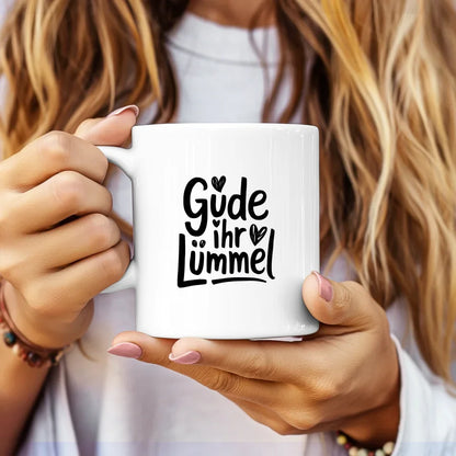 Lustige Tasse mit Spruch Gude ihr Lümmel und Herzen auf weißem Hintergrund