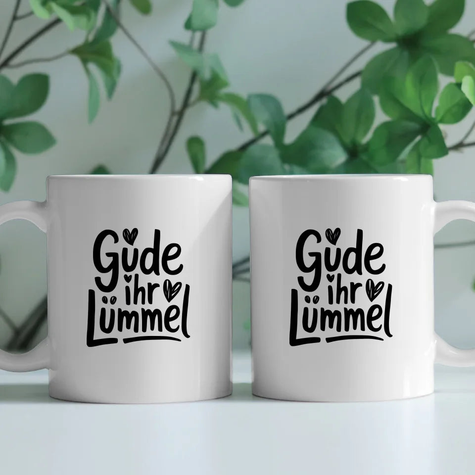 Lustige Tasse mit Spruch Gude ihr Lümmel und Herzen auf weißem Hintergrund