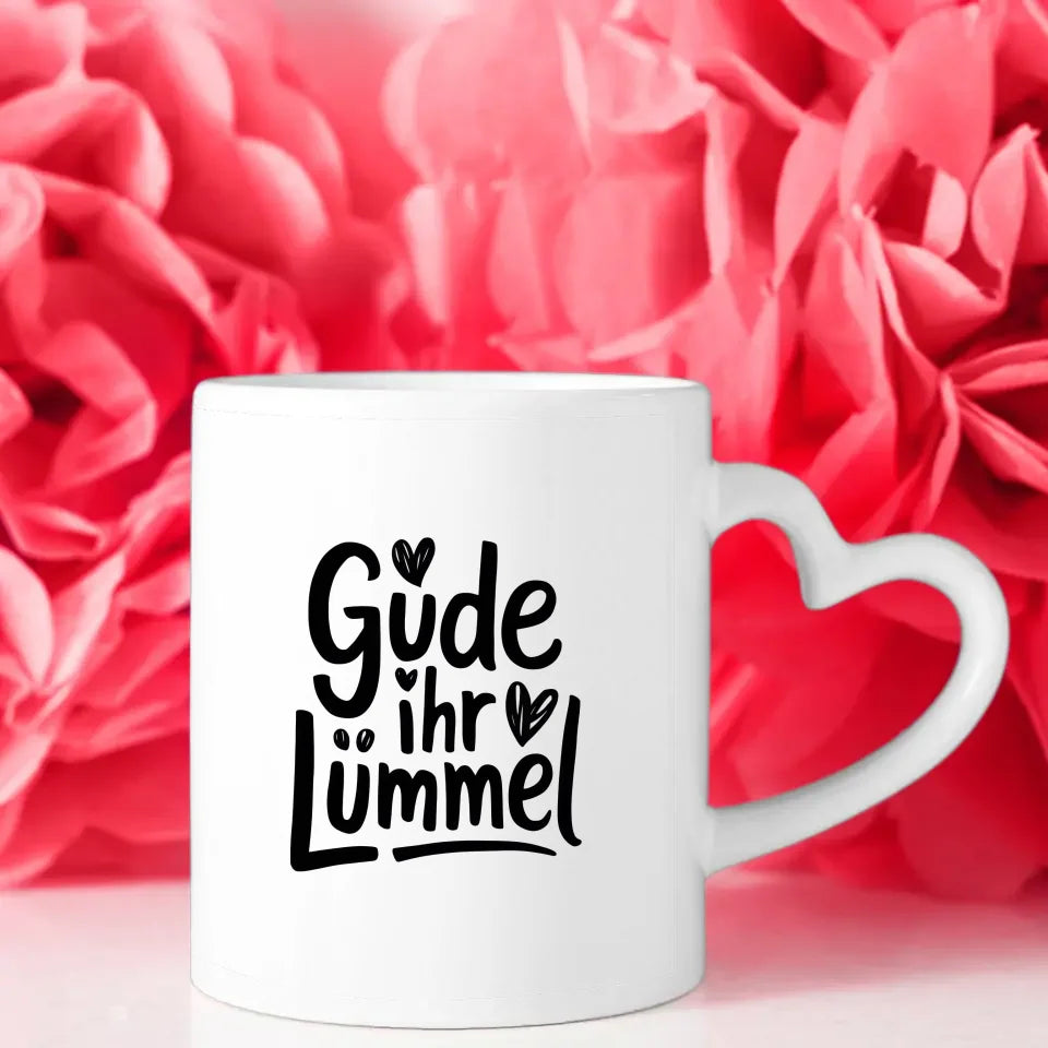 Lustige Tasse mit Spruch Gude ihr Lümmel und Herzen auf weißem Hintergrund