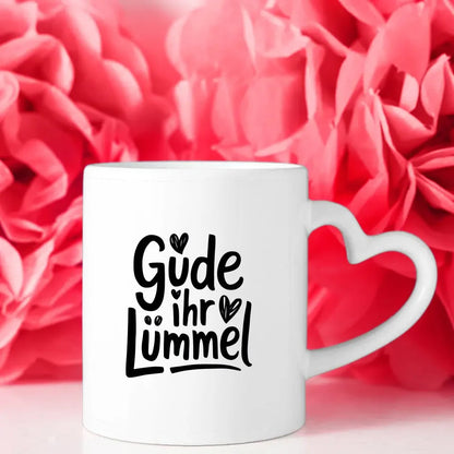 Lustige Tasse mit Spruch Gude ihr Lümmel und Herzen auf weißem Hintergrund