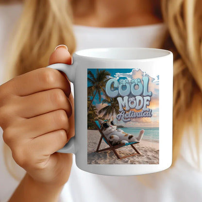 Tasse mit entspannter Katze im Strandkorb Design Tiere