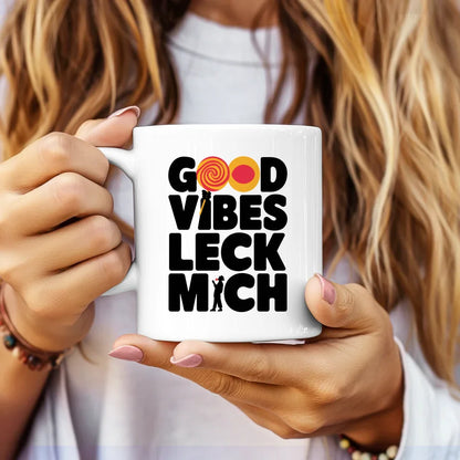 Lustige Tasse mit Vektorgrafik Good Vibes Leck Mich für gute Laune