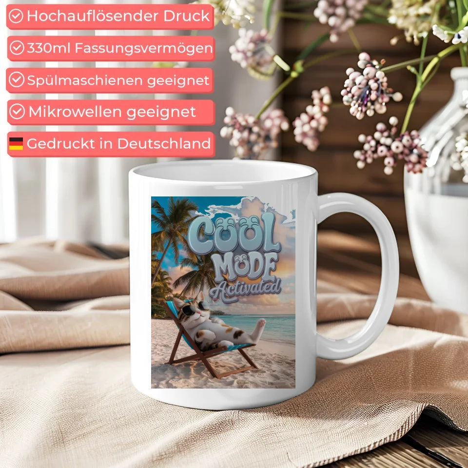 Tasse mit entspannter Katze im Strandkorb Design Tiere