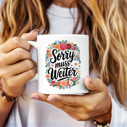 Lustige Tasse mit Spruch Sorry muss weiter und Blumenmotiv