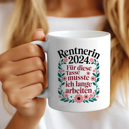 Lustige Tasse Rentnerin 2024 mit Blumenmuster für gute Laune