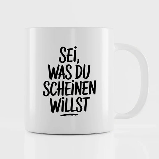 Tasse mit Spruch Sei was du scheinen willst auf weißem Hintergrund