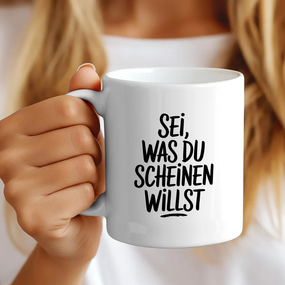Tasse mit Spruch Sei was du scheinen willst auf weißem Hintergrund