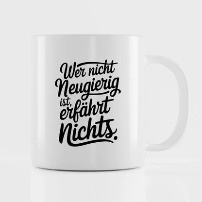 Tasse mit Spruchbild Wer nicht neugierig ist lernt nichts auf weißem Hintergrund