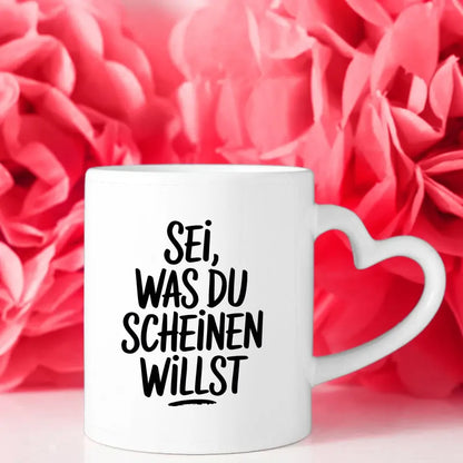 Tasse mit Spruch Sei was du scheinen willst auf weißem Hintergrund